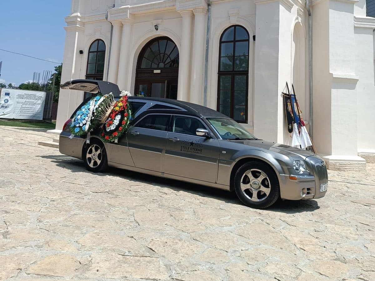 Autospeciala funerară Stele Eterne la o biserică din Tulcea