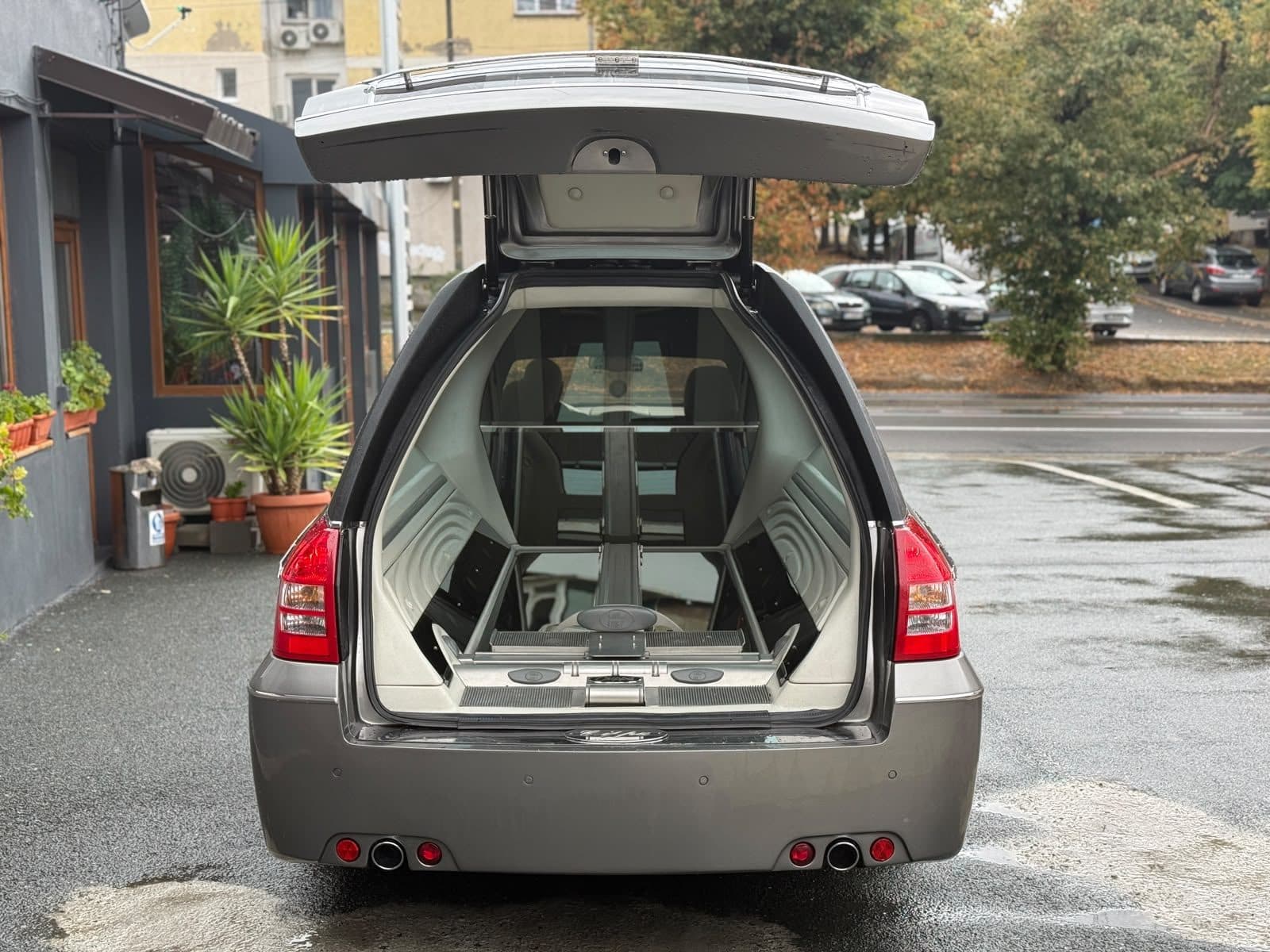 Interiorul autospecialei funerare, pregătit pentru transport