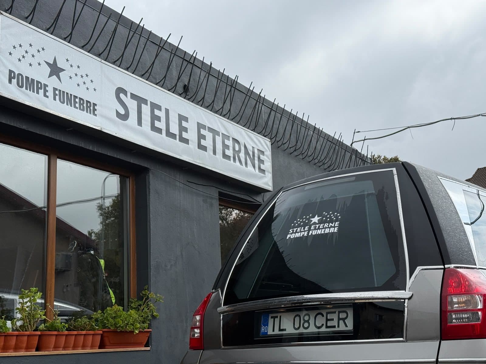 Autospeciala funerară Stele Eterne, vedere din spate