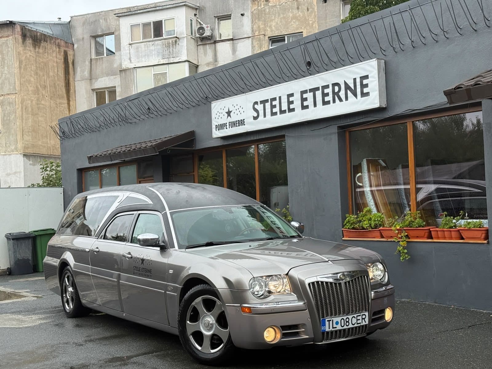 Autospeciala funerară cu sigla Stele Eterne