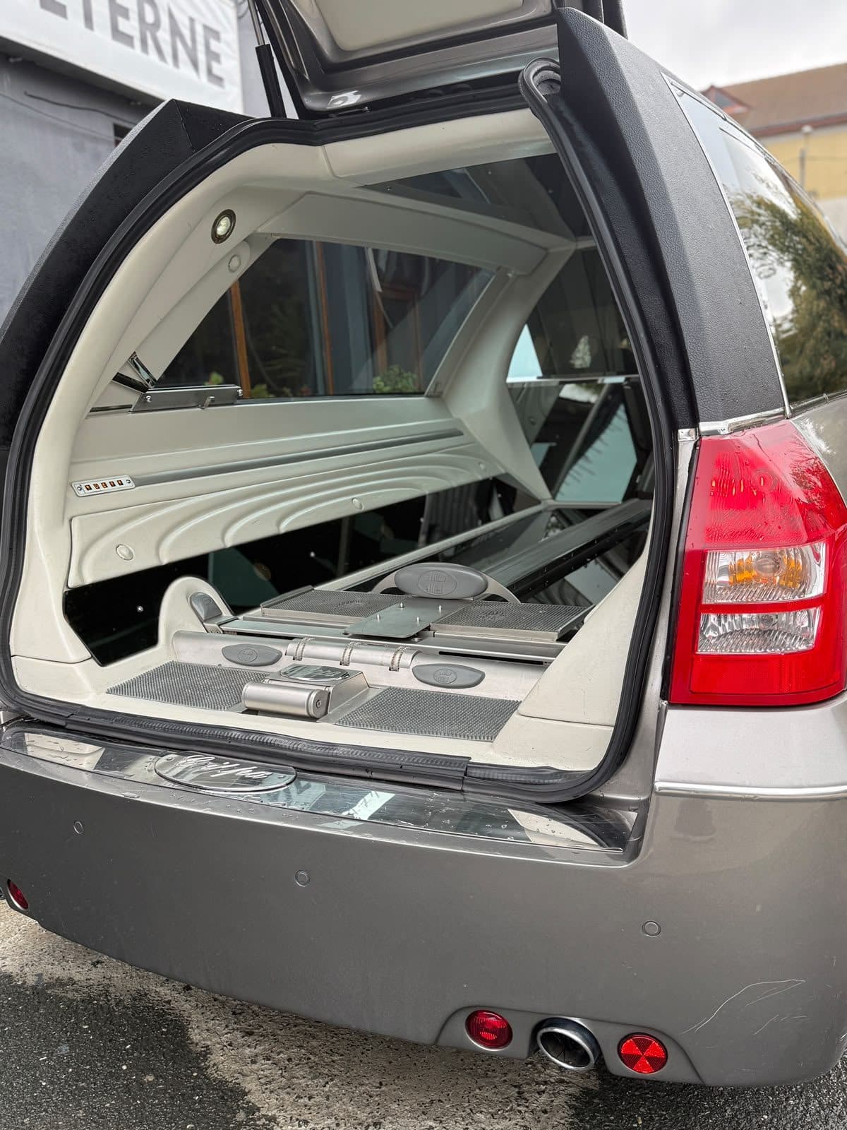 Spațiul pentru sicriu din autospeciala funerară