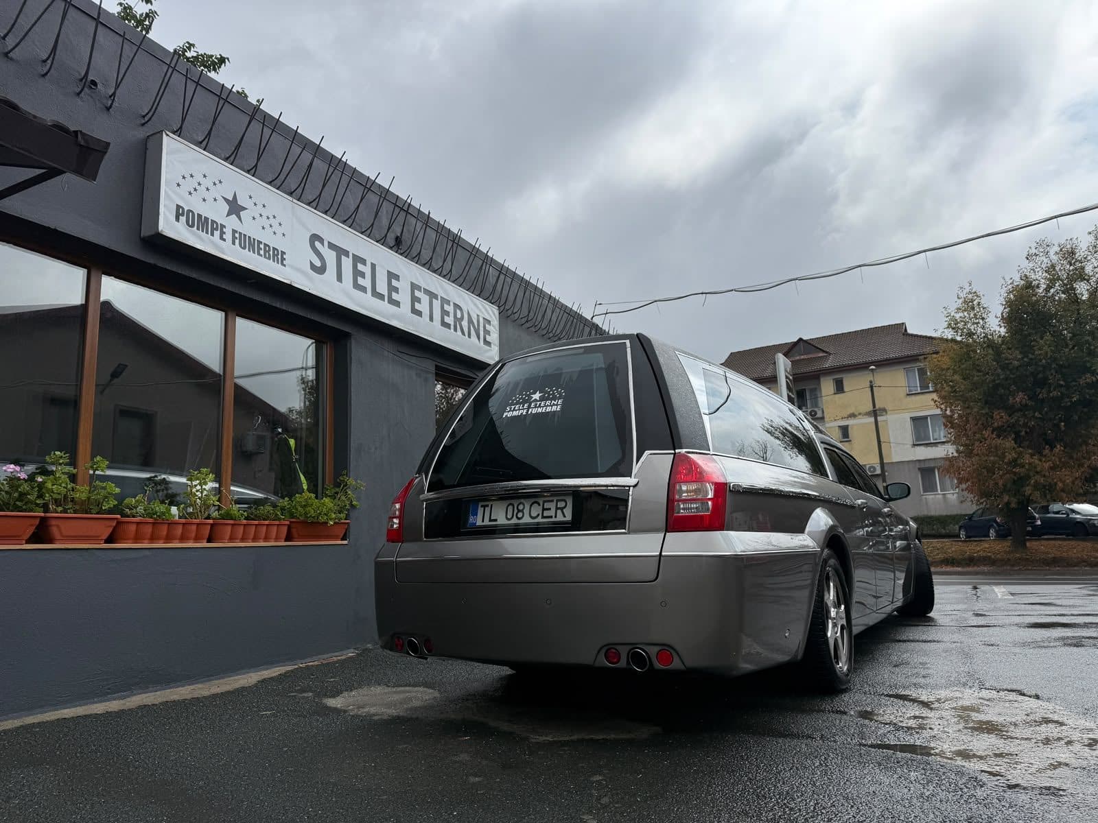 Autospeciala funerară parcată lângă sediul Stele Eterne