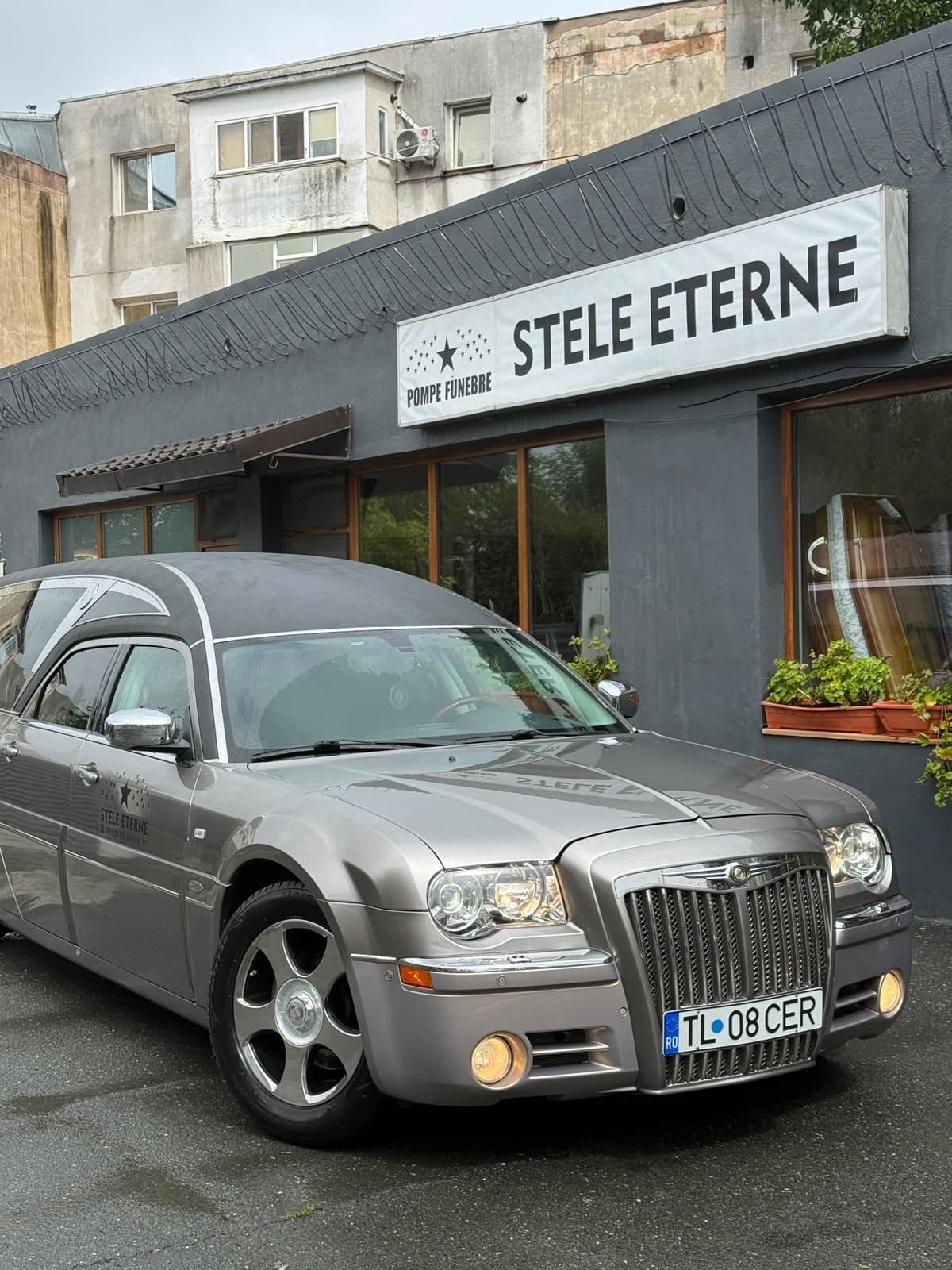 Mașina de paradă funerară Stele Eterne la sediul din Tulcea