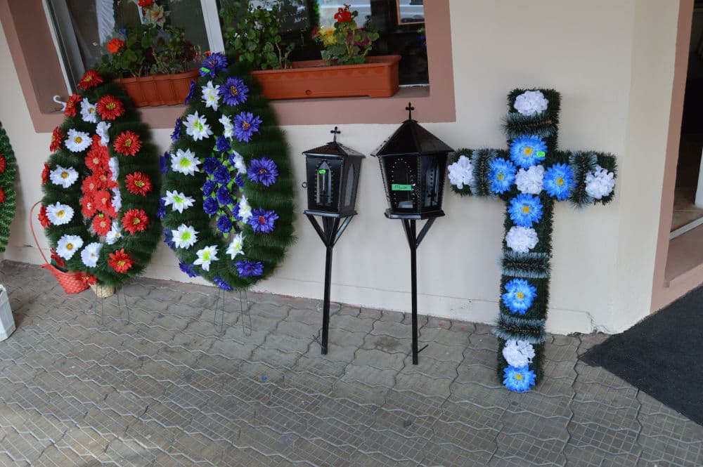 Coroane funerare și cruci, expuse la sediu
