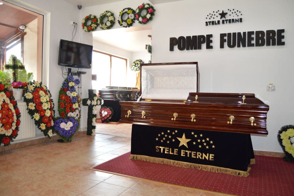 Showroom pompe funebre Stele Eterne, sicriu expus pe catafalc