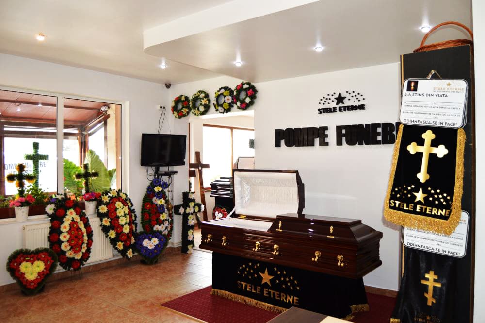 Sala de expunere cu capac frigorific și coroane funerare