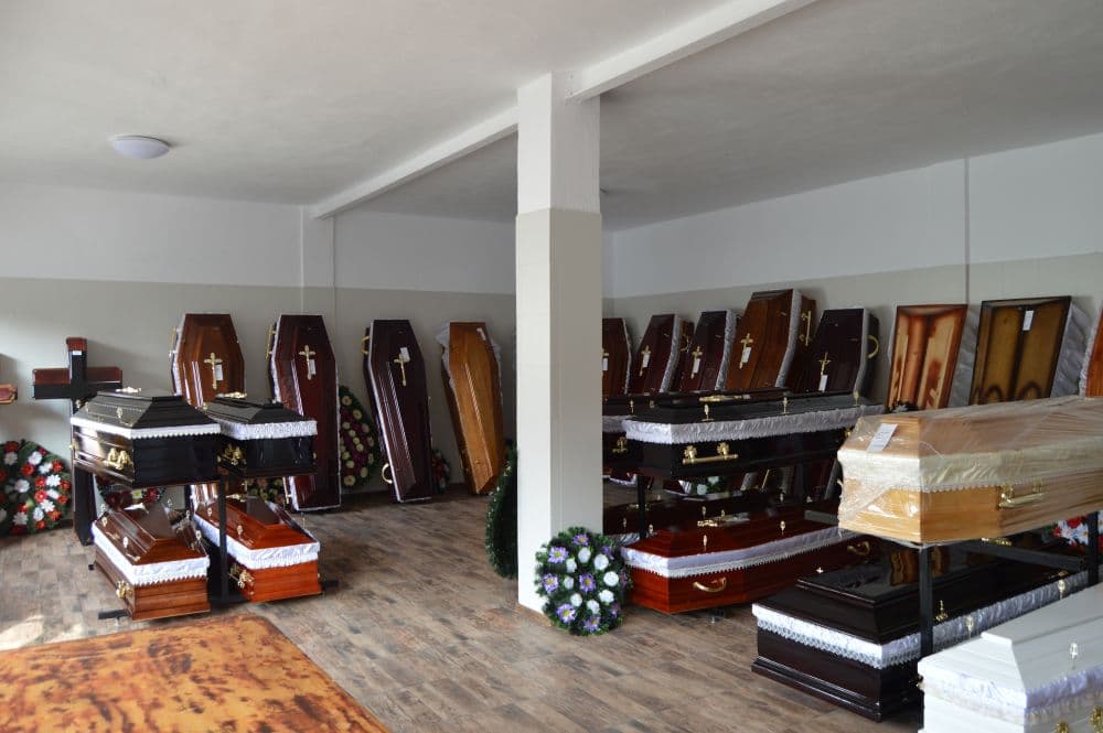 Depozitul de sicrie al agenției funerare din Tulcea
