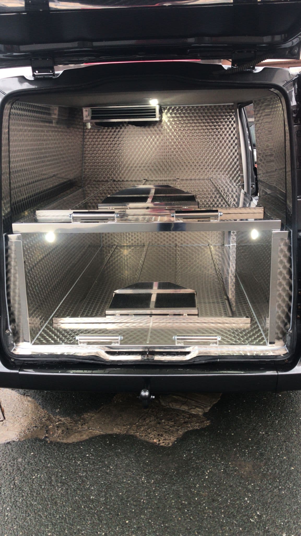 Interiorul autospecialei funerare, compartiment din inox