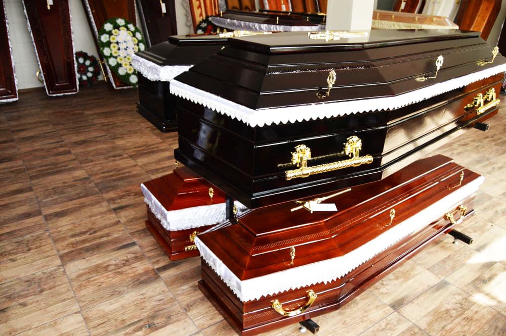 Modele de sicrie expuse la Stele Eterne Tulcea