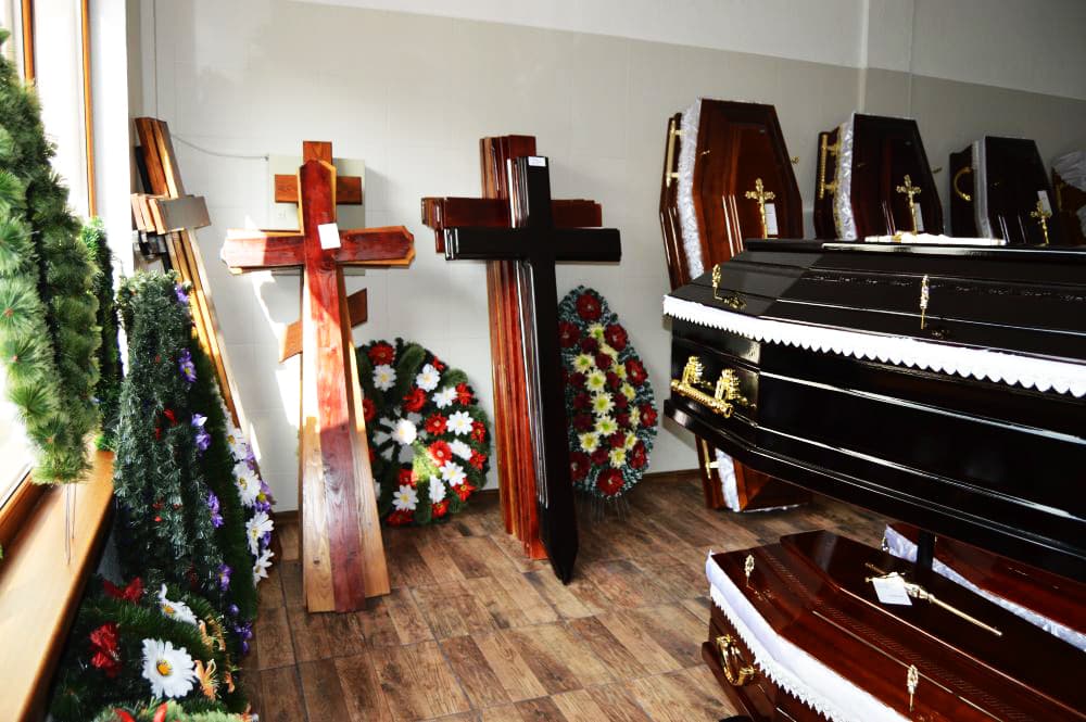 Cruci de lemn și coroane funerare