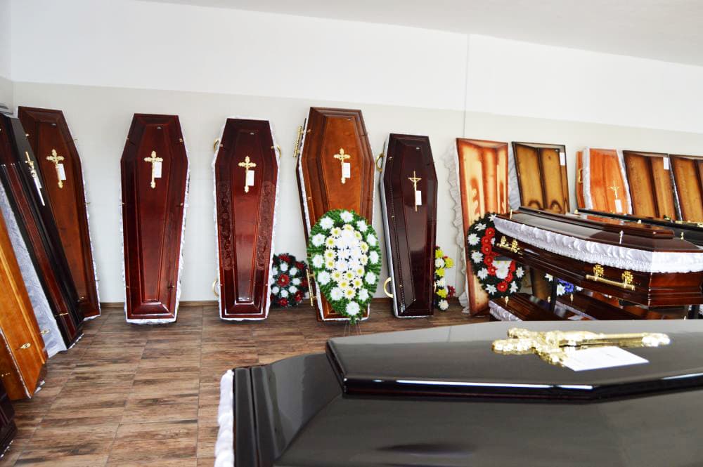 Sicrie aliniate și coroane funerare la sediul din Tulcea