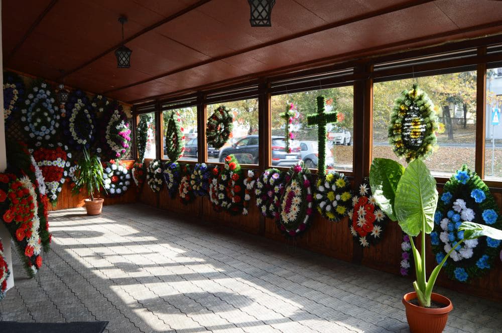 Coroane funerare expuse la sediul din Tulcea