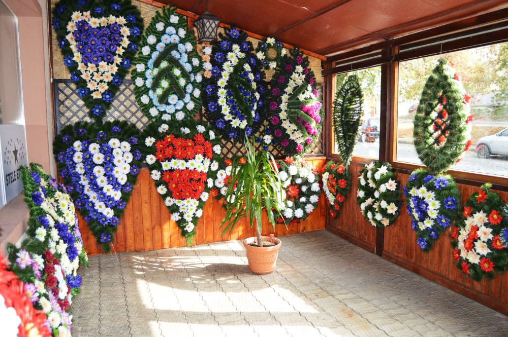 Coroane și jerbe funerare în diverse forme și culori