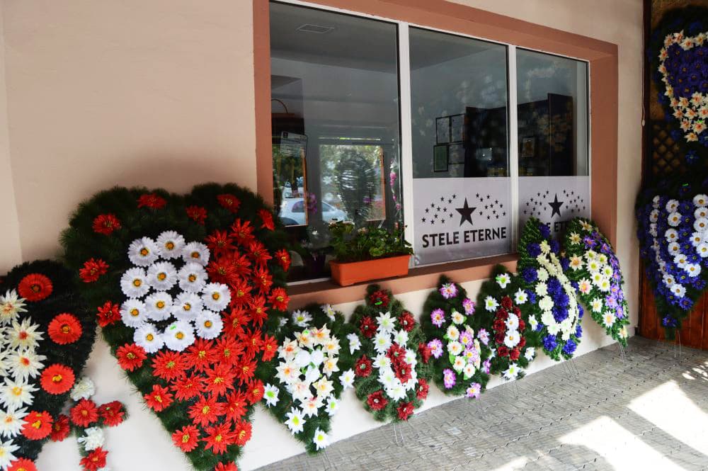 Coroane funerare din flori, expuse în vitrină
