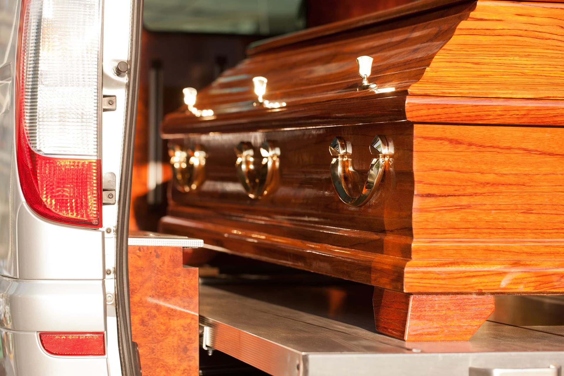 Sicriu încărcat în autospeciala funerară pentru repatriere